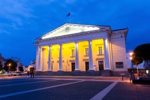 Sausio 23 d. 1999 m. pirmą kartą surengtas Vienos pokylis Vilniaus Rotušėje.