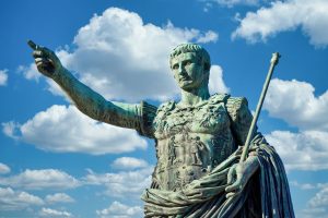 41 m. sulaukęs 28 metų amžiaus buvo nužudytas Romos imperatorius Caligula (Kaligula) — Gajus Julijus Cezaris, valdęs 37- 41 m. po Kr.
