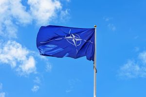 NATO vėliava