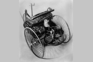 sausio 29, 1886 m. Karlas Benzas (Karlas Bencas) Vokietijoje patentavo pirmąjį pasaulyje automobilį su degančiu varikliu.
