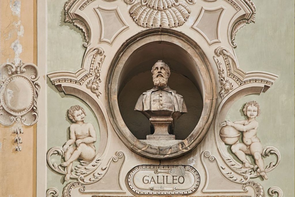 Sausio 8 d. 1642 m. mirė italų matematikas ir astronomas, teleskopo išradėjas Galileo Galilei (Galilėjo Galilėjus). Gimė 1564 m.