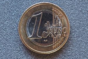 Vasario 1 d., 2002 m. Lietuvos banko valdyba, suderinusi su Lietuvos Respublikos Vyriausybe, nustatė, kad nuo 2002 m. vasario 2 d. lito bazinė valiuta yra euras, o oficialus lito kursas — 3,4528 lito už 1 eurą.