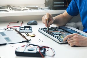 Gremlinai ir gendančios technologijos