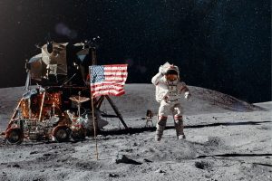 Vasario 5 d., 1971 m. JAV kosminio laivo „Apollo 14“ astronautai nusileido Mėnulyje.