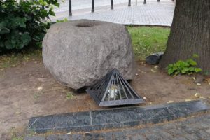 Ragučio šventyklos akmuo Vilniuje, Pilies gatvėje