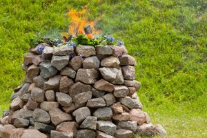 Apeiginis ugnies kūrenimas – vienas seniausių religinių ritualų Dievui