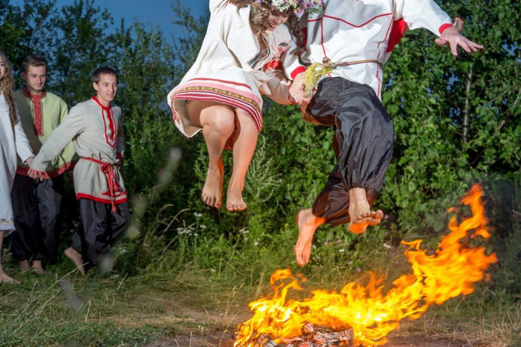 Senovės lietuviai tikėjo, kad jei pora peršoks laužą susikibusi rankomis, per metus susituoks.