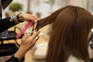 Kada palankiausia kirpti plaukus: ką byloja senolių išmintis bei ką teigia šių laikų grožio specialistai?
