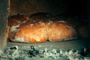Duonos diena: duona, kepama krosnyje